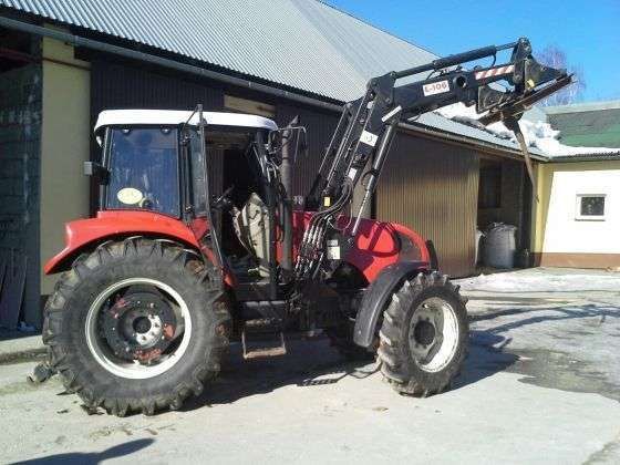 Ciągnik rolniczy Farmtrac wyposażony w ładowacz czołowy 