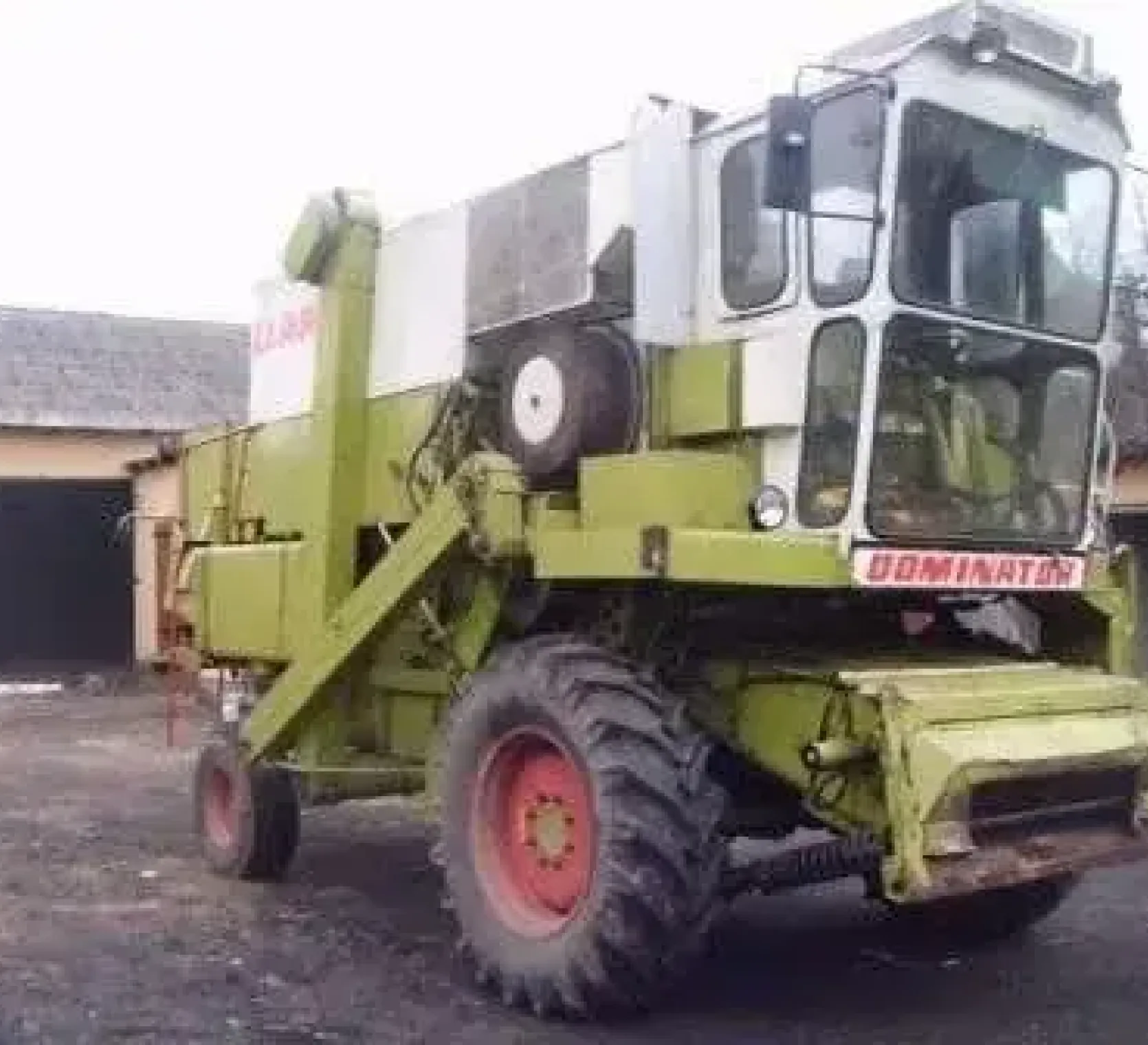 Używany Kombajn zbożowy CLAAS Dominator 85 ,rok produkcji 1980 widok z prawej strony