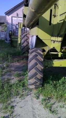 Koła w używanym kombajnie zbożowym Claas Dominator 118 widok z z tyłu
