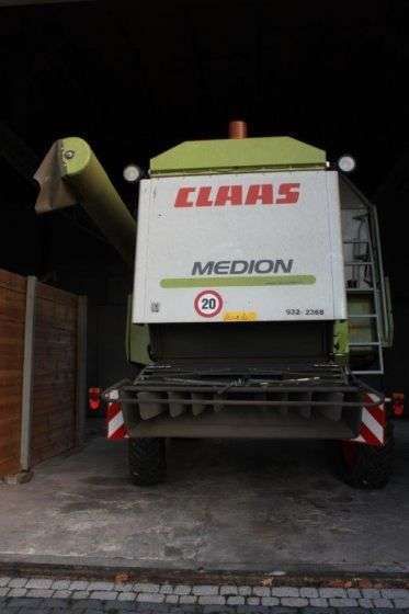 Używany Kombajn zbożowy Claas Medion 310 na utwardzonej nawierzchni