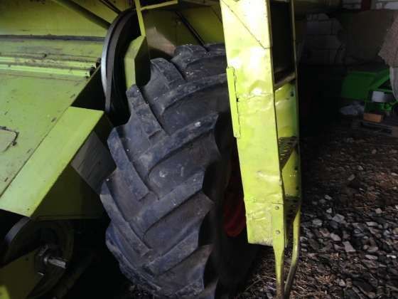 Widok na koło w używanym kombajnie Claas 