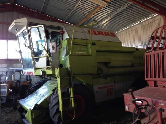 Używany Kombajn zbożowy Claas 1986 r zdjęcie pod wiatą widok z lewej strony