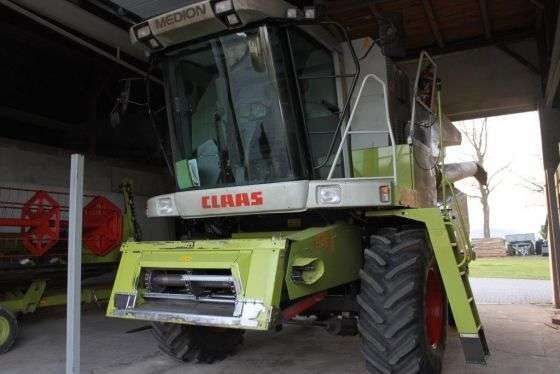 Używany Kombajn zbożowy Claas Medion 310 2005 r widok z przodu zdjęcie pod wiatą