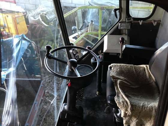 Kabina w używanym kombajnie Claas  widok z lewej strony wnętrze
