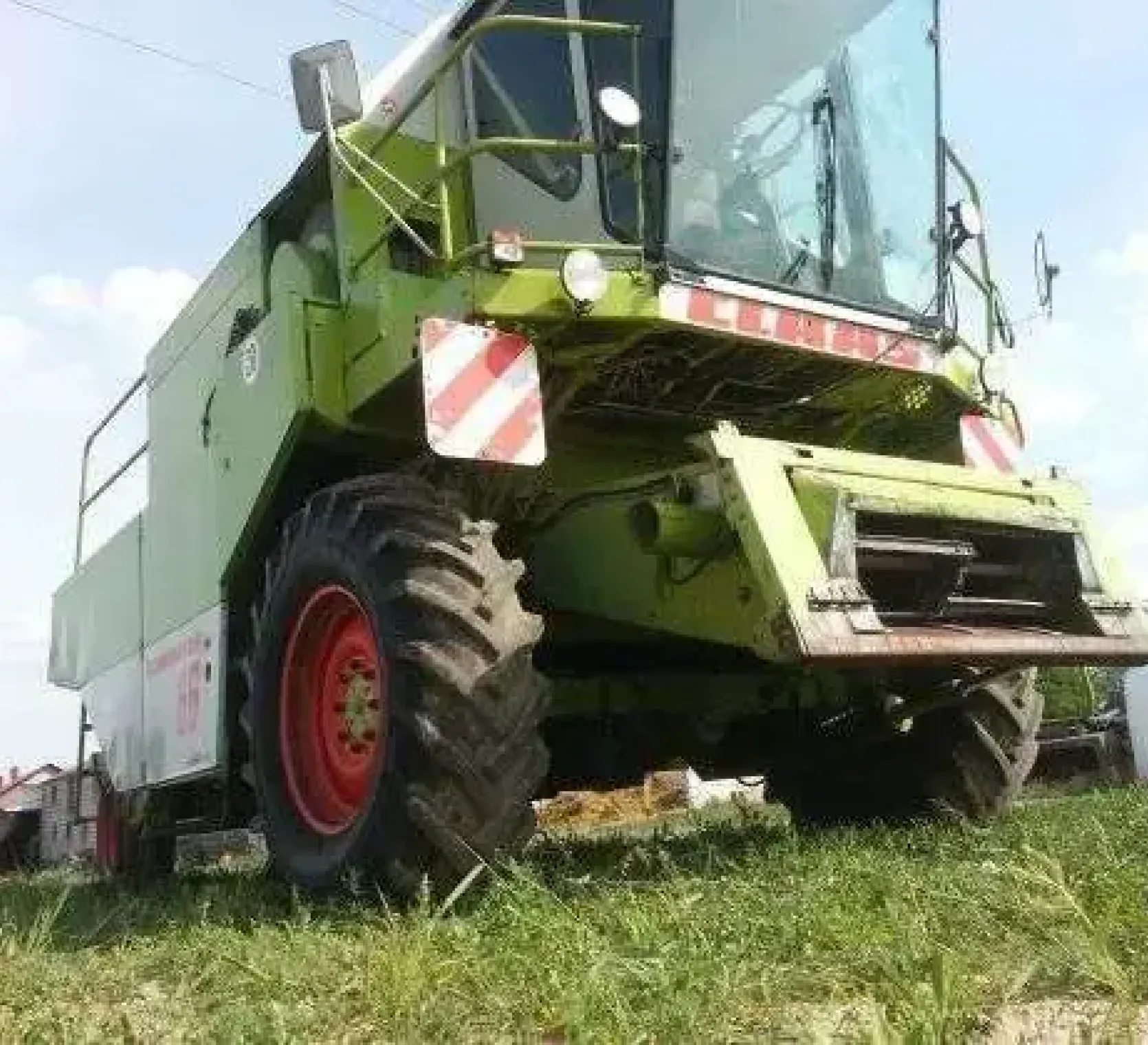Claas Dominator 86 kombajn używany widok z przodu