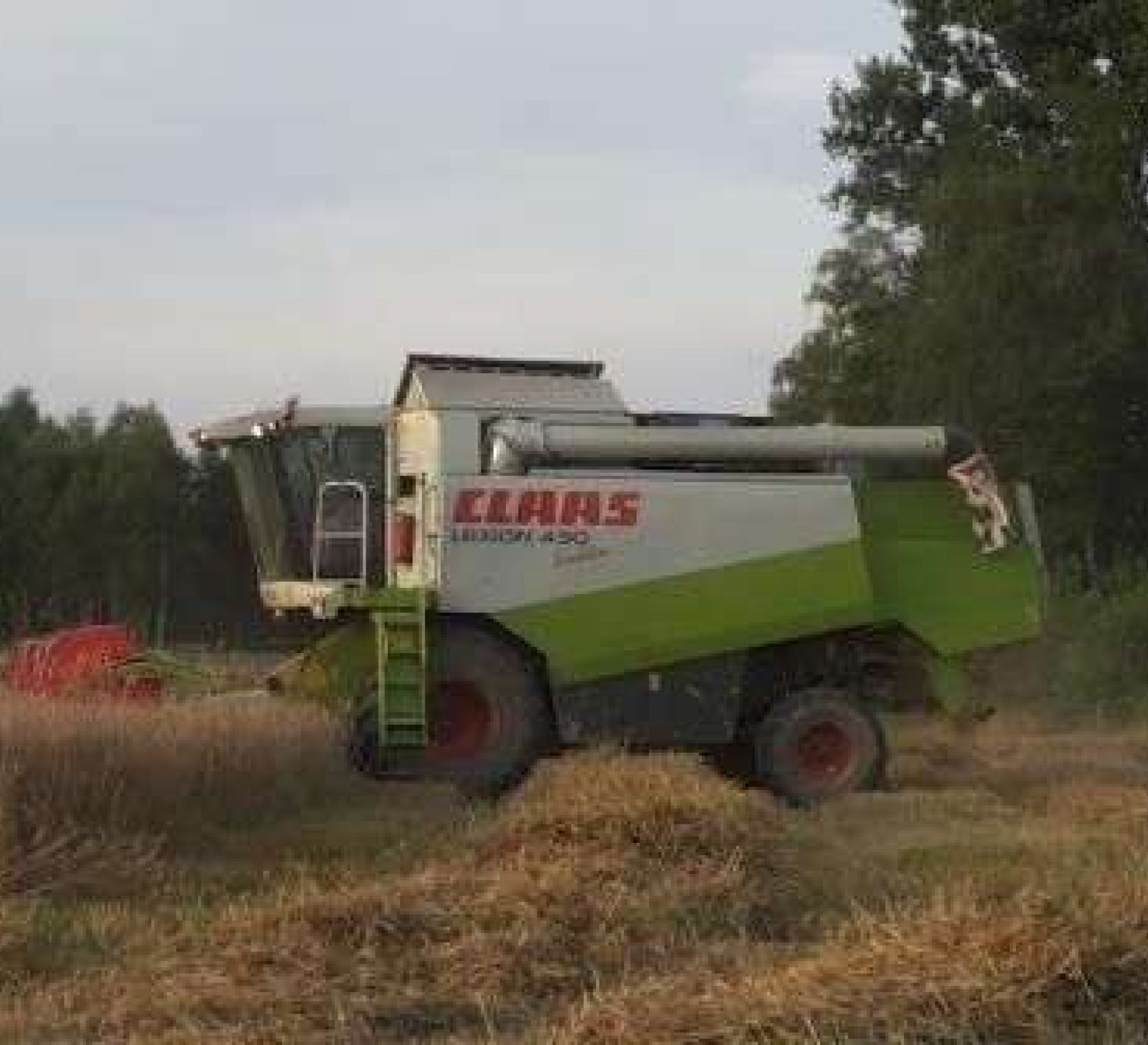 Używany Kombajn Claas Lexion 430 rok produkcji 2003 podczas koszenia widok z lewej strony