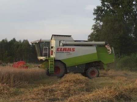 Używany Kombajn Claas Lexion 430 rok produkcji 2003 podczas koszenia widok z lewej strony