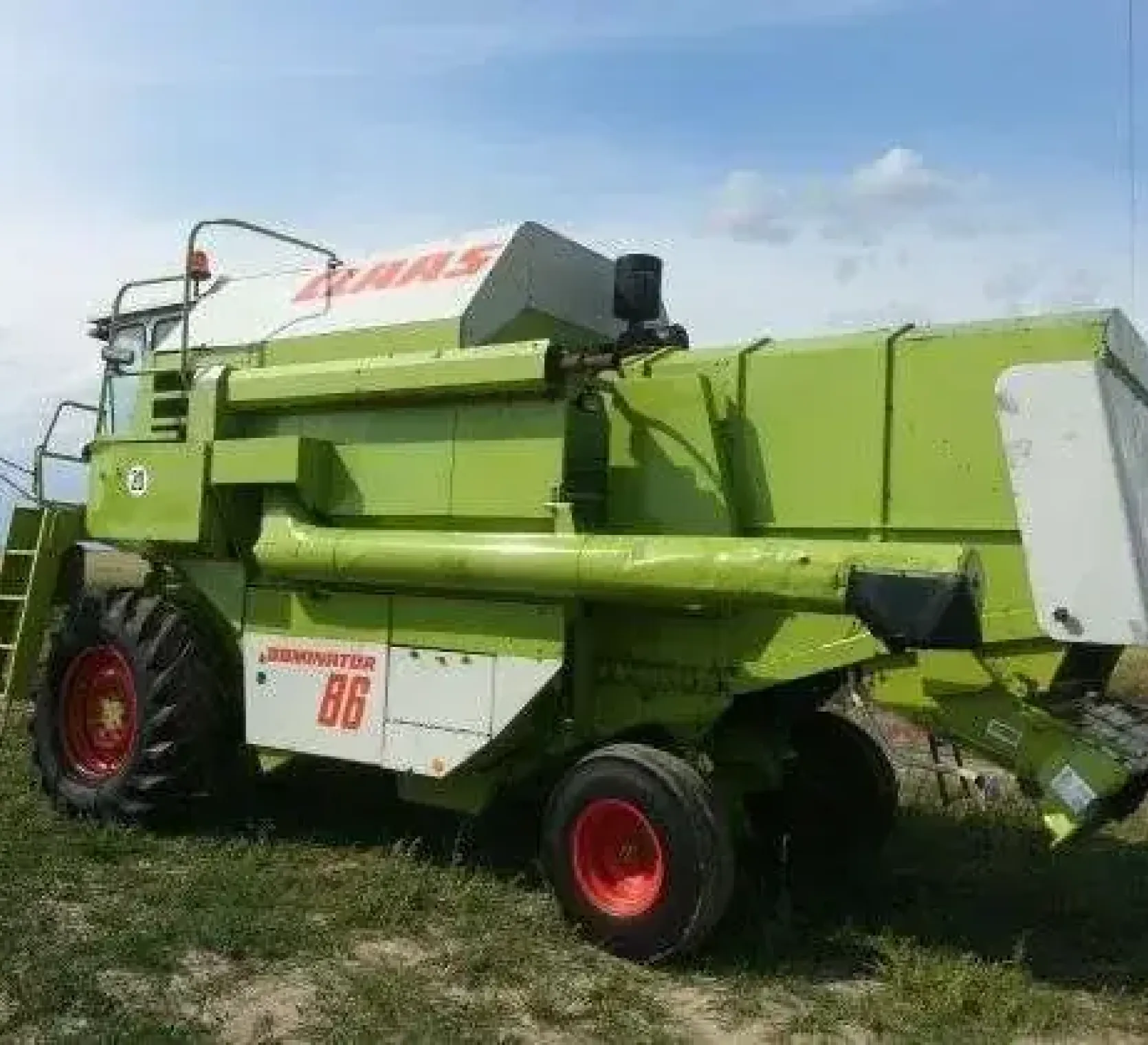 Kombajn używany zbożowy Claas Dominator 86 widok lewego boku