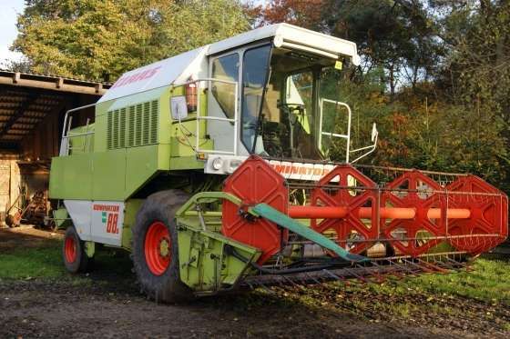 Kombajn Claas Dominator 88s  z 1988 roku z hederem 