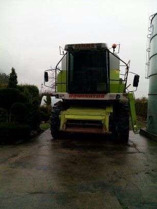  Używany Kombajn zbożowy Claas Dominator 108 z 1998 na utwardzonym placu