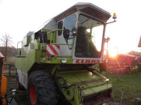 Claas Dominator 106 na tle zachodzącego słońca używana maszyna w dobrym stanie