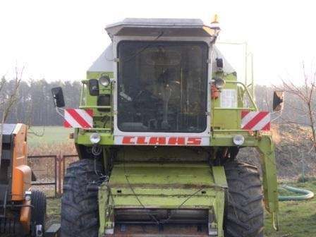 Kombajn zaparkowany w gospodarstwie wystawiony na sprzedaż korbanek.pl model Dominator marki Claas 106