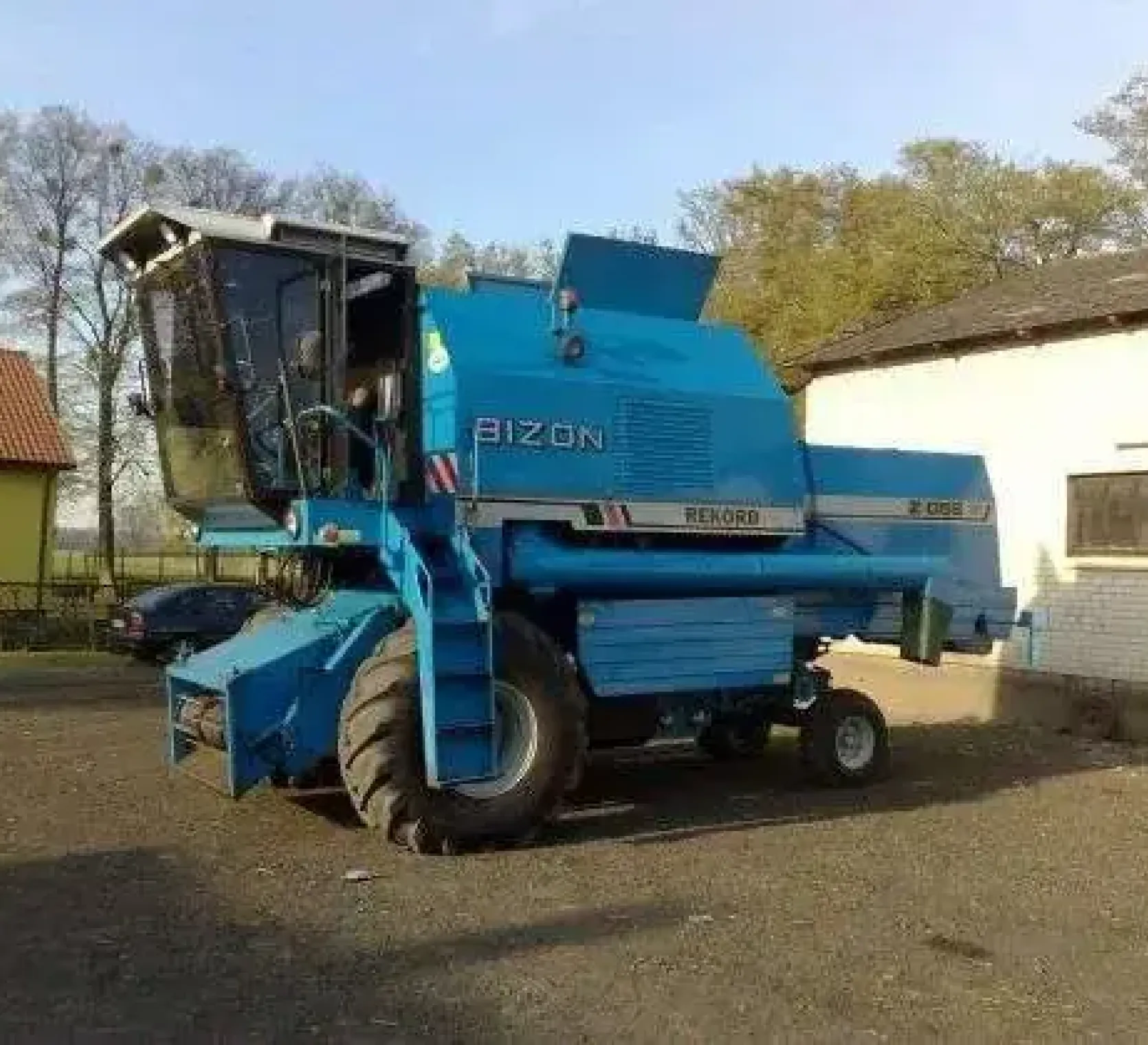 do sprzedania używany kombajn zbożowy Bizon Rekord Z 058 1996 r kolor niebieski