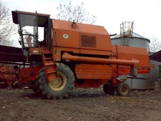 lewa strona kombajn zbożowy używany Bizon Rekord Z058 1986 r z kabiną