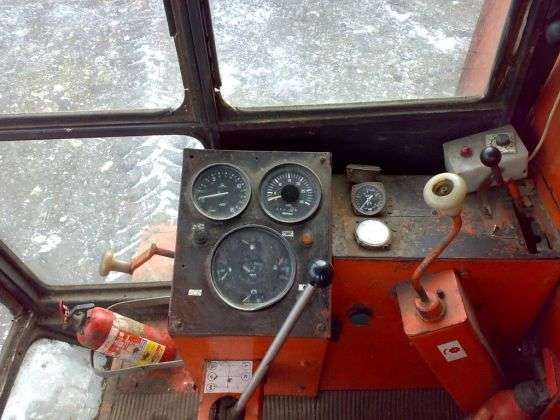 wnętrze kabiny kombajn zbożowy używany Bizon Rekord Z058 1986 r czerwony