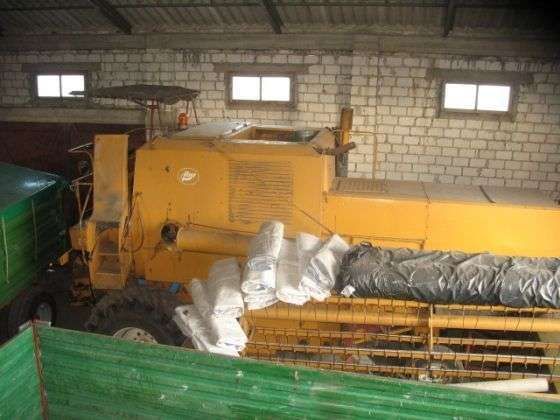garażowany używany kombajn zbożowy Bizon Z 056 1983 r kolor żółty bez kabiny 