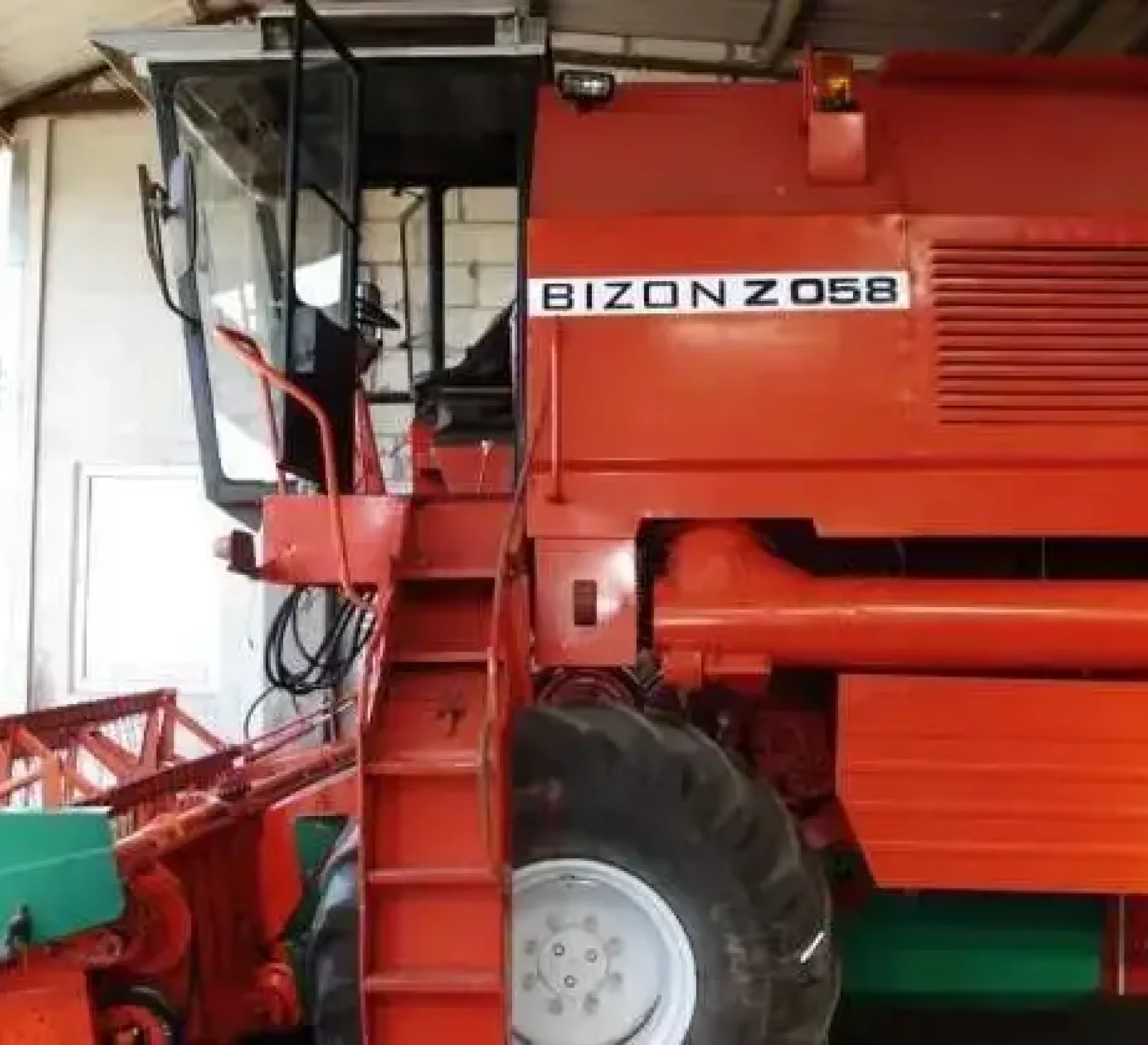 garażowany używany kombajn zbożowy Bizon Rekord 1989 r w bardzo dobrym stanie technicznym