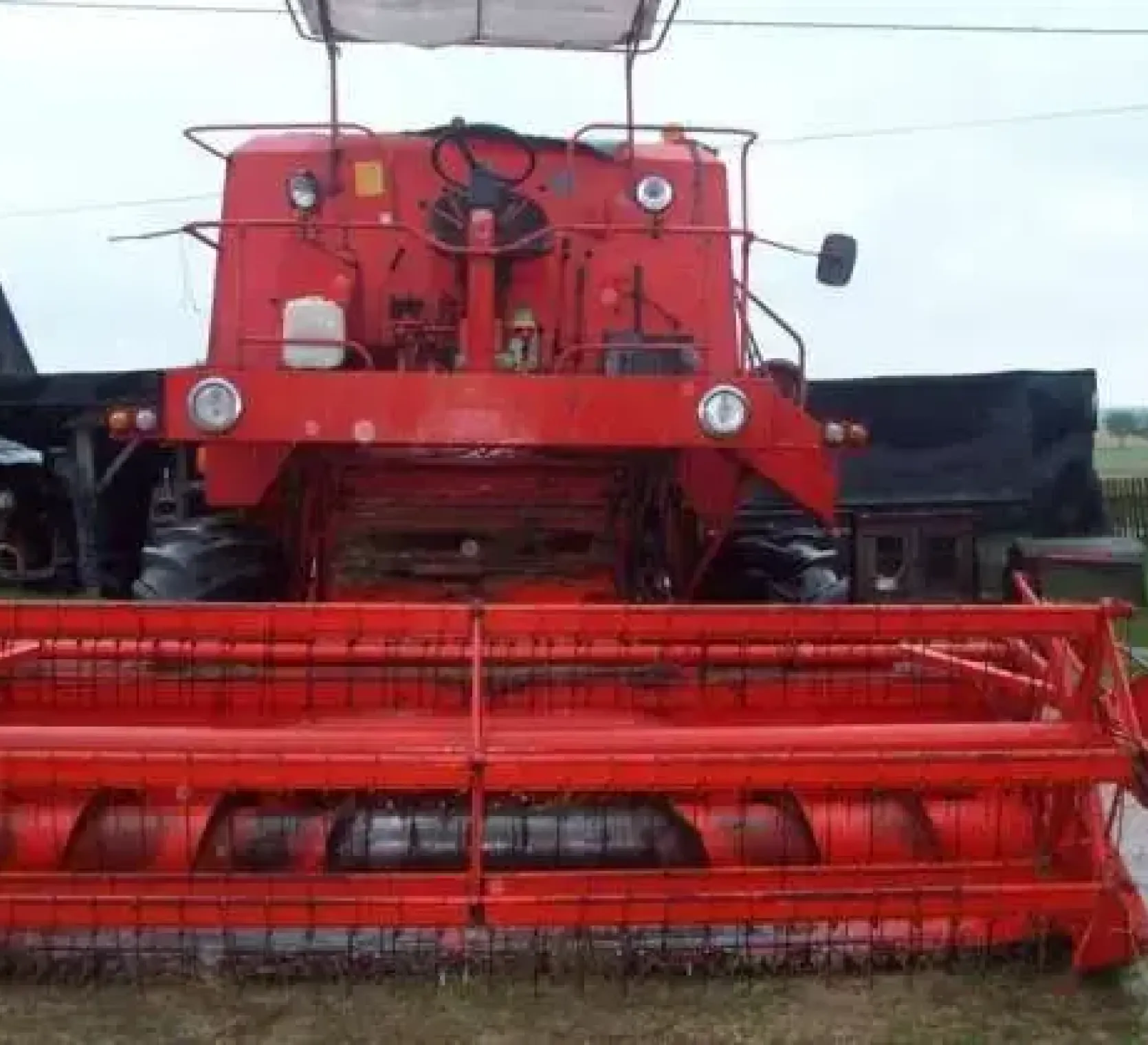zdjęcie z przodu używany kombajn zbożowy BIZON Z 056 1990 r kolor czerwony bez kabiny