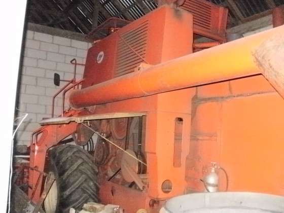 używany kombajn zbożowy Bizon Super Z056 kolor czerwony bez kabiny