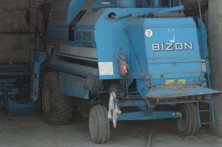 niebieski używany kombajn zbożowy Bizon Z-110 Hydrostatic sieczkarnią do słomy