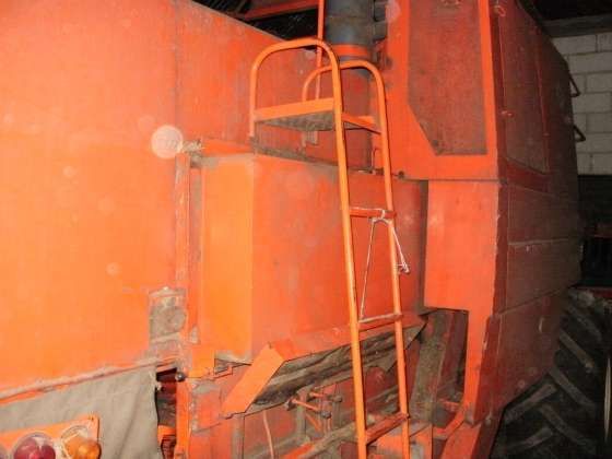 kombajn zbożowy Bizon Super Z056 używany kolor czerwony