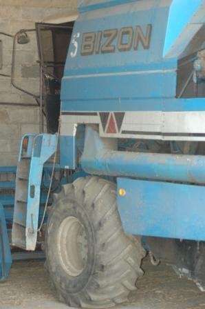 garażowany używany kombajn zbożowy Bizon Z-110 Hydrostatic z kabiną