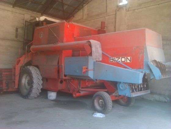 do sprzedania używany kombajn zbożowy BIZON ZO56 1980 r czerwony z kabiną i rozdrabniaczem słomy