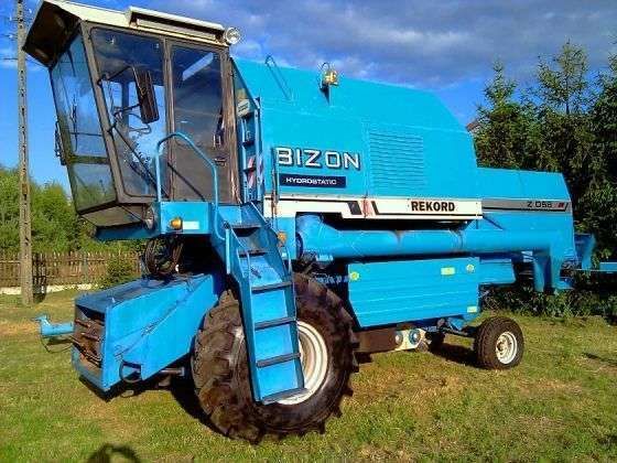 używany kombajn zbożowy Bizon Rekord Z 058 1997 r niebieski z kabiną
