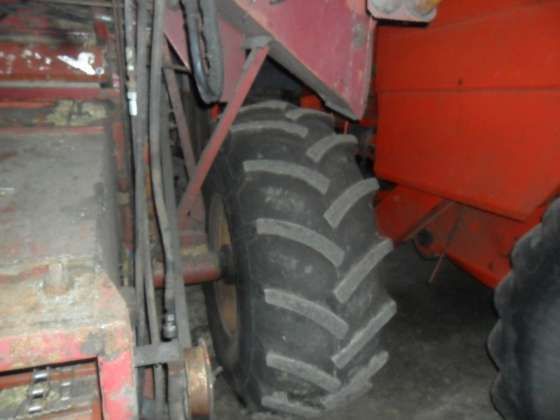 garażowany używany kombajn zbożowy Bizon Z 056 1986 r czerwony ogumienie w dobrym stanie technicznym