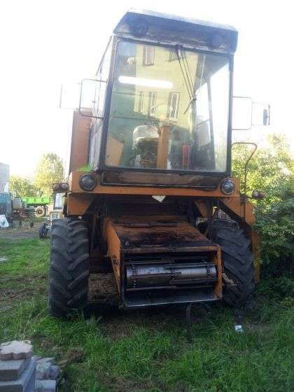 używany kombajn zbożowy Bizon Z 056 1988 r kolor pomarańczowy z kabiną wąskie koła