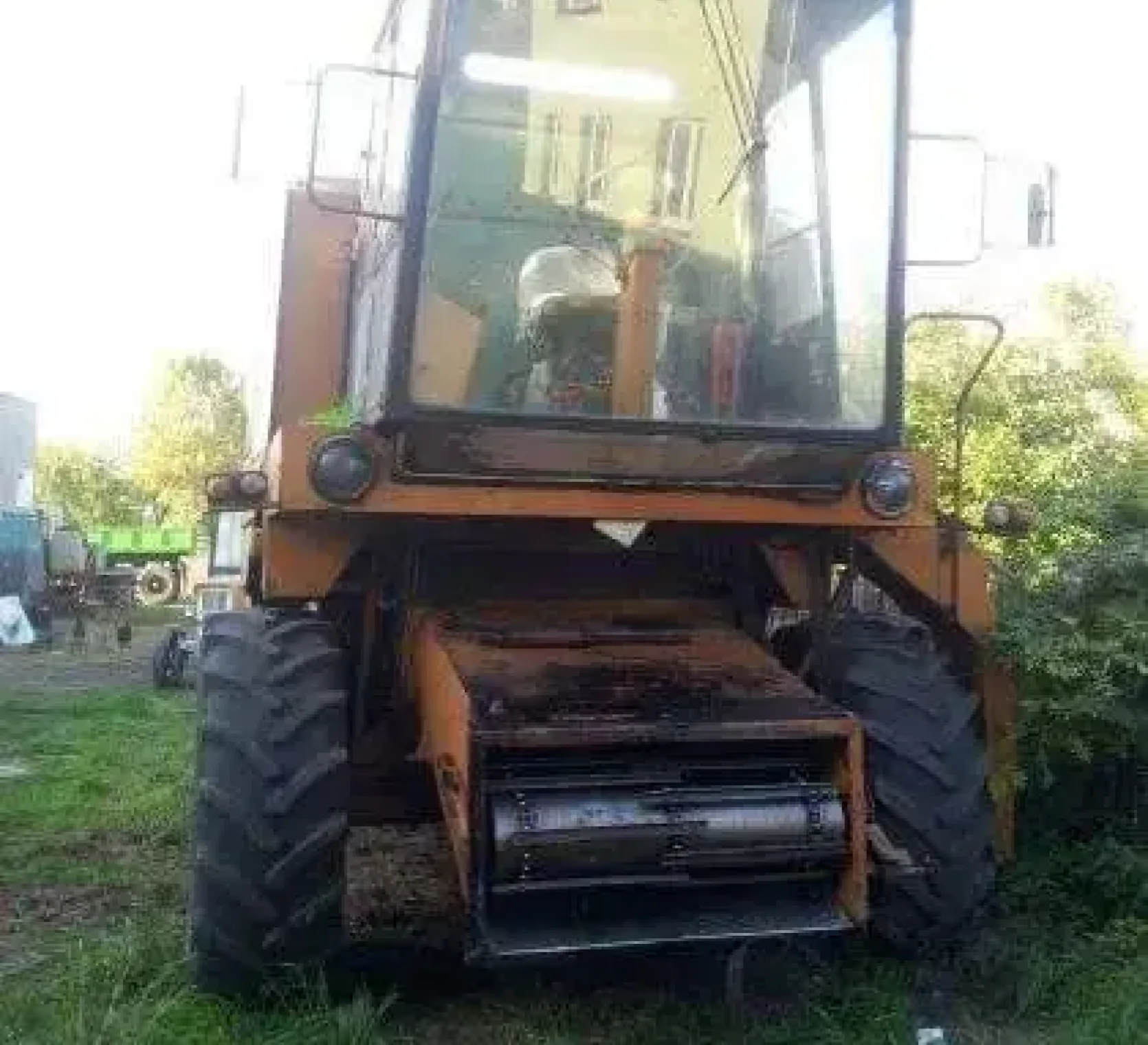 używany kombajn zbożowy Bizon Z 056 1988 r kolor pomarańczowy z kabiną wąskie koła