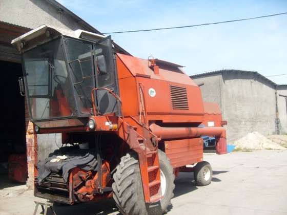 używany kombajn zbożowy Bizon Rekord Z 058 1988 r kolor czerwony z kabiną stan dobry