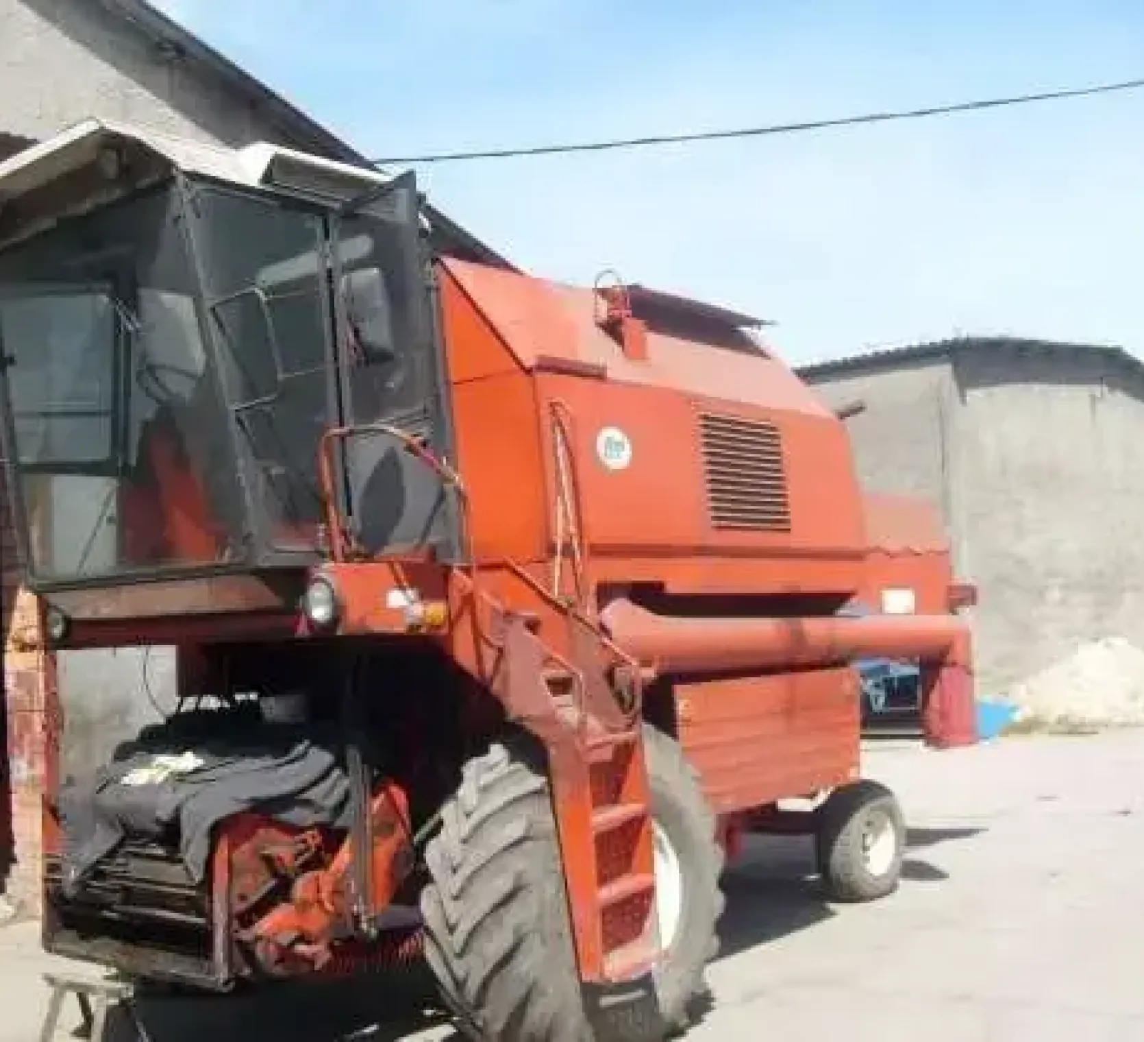 używany kombajn zbożowy Bizon Rekord Z 058 1988 r kolor czerwony z kabiną stan dobry