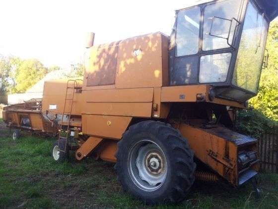 kombajn zbożowy Bizon Z 056 1988 r używany w dobrym stanie technicznym z kabiną hederem i wózkiem transportowym