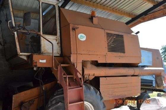 żółty z białą kabiną używany kombajn zbożowy Bizon Rekord Z058 rocznik 1987 