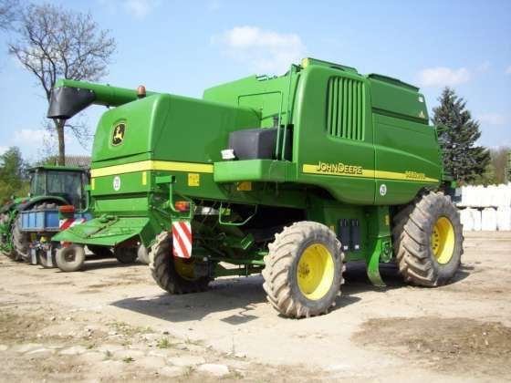 Kombajn John Deere WTS 9680 widok z tyłu, stojacy na utwardzonym placu.