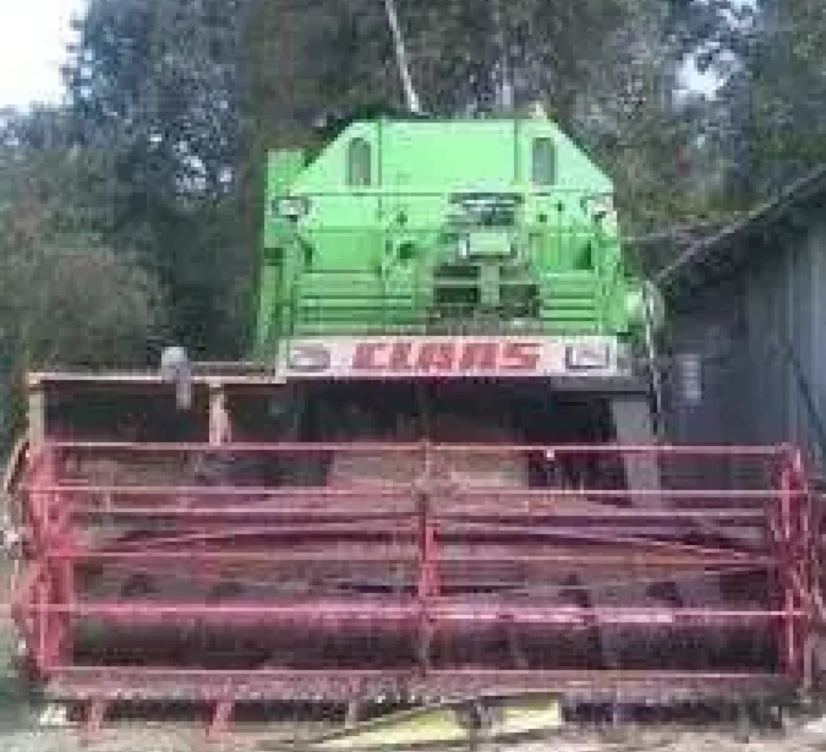 Używany Kombajn zbożowy Claas Mercator 70 z hederem widok z przodu
