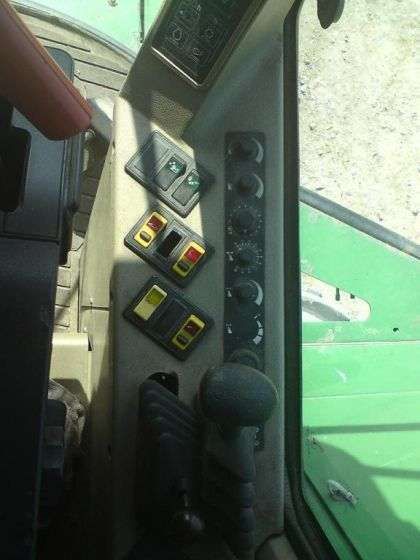 Panel sterujący w kombajnie John Deere 2056.