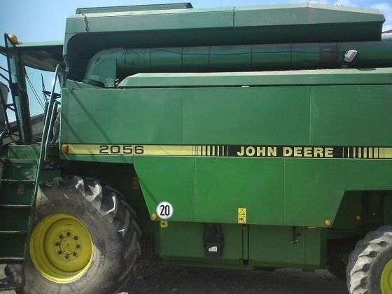 Zbliżenie na bok kombajnu John Deere 2056, używany.