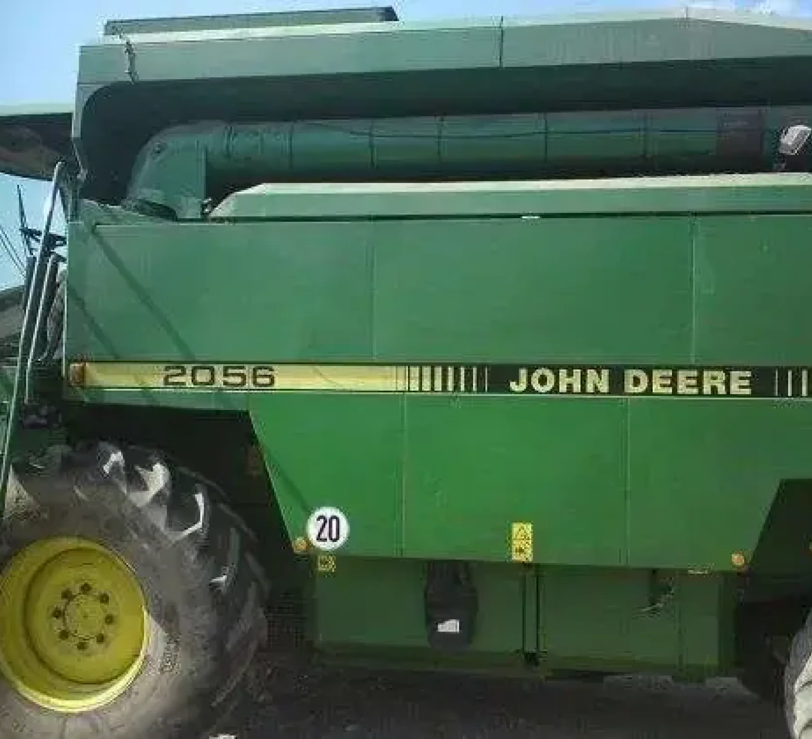 Zbliżenie na bok kombajnu John Deere 2056, używany.