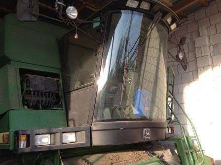 Kabina z zewnątrz w kombajnie John Deere 2266 Extra używanym. 