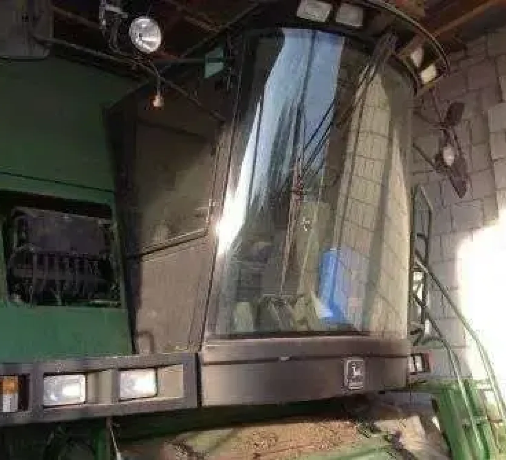 Kabina z zewnątrz w kombajnie John Deere 2266 Extra używanym. 