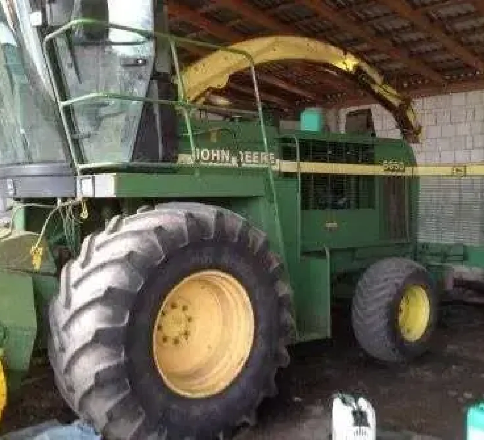 Sieczkarnia John Deere 5650, używana, widok z boku.
