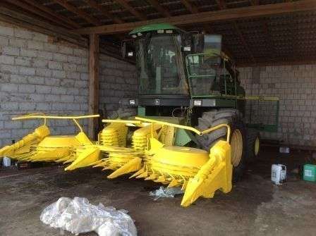 Widok z przodu sieczkarni używanej John Deere 5650, stojacej pod wiatą.