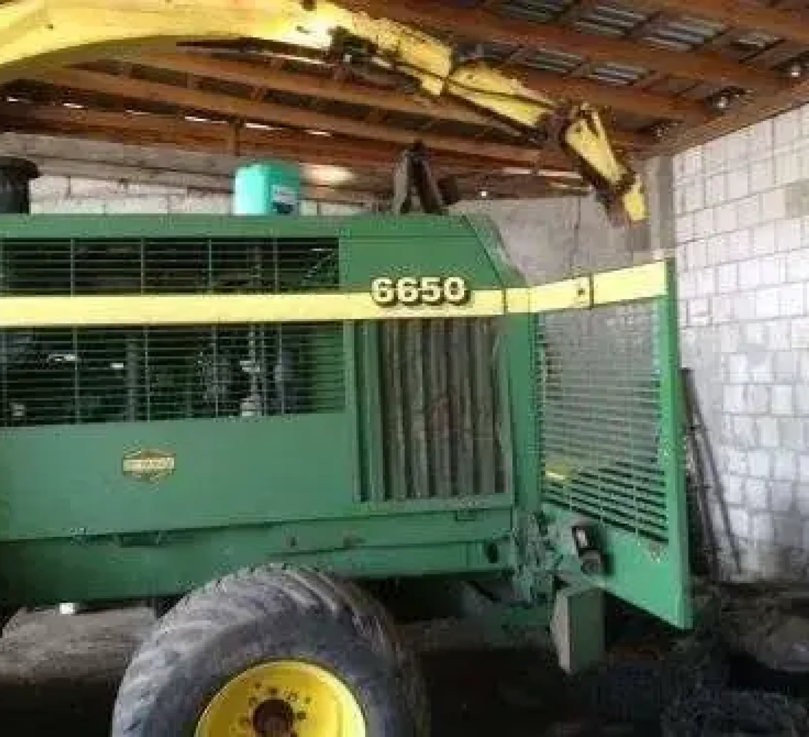 Fotografia boku i otwartej komory z tyłu sieczkarni John Deere 5650.