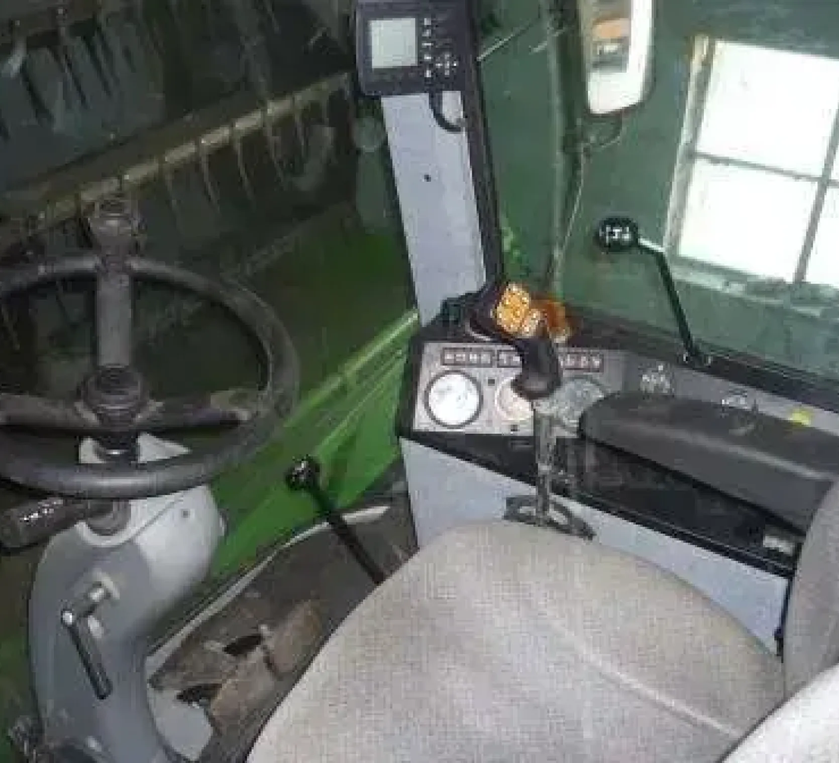 Widok wnętrza kabiny w kombajnie zbożowym marki Deutz-Fahr typ 5485 HT mało używany stan idealny korbanek.pl