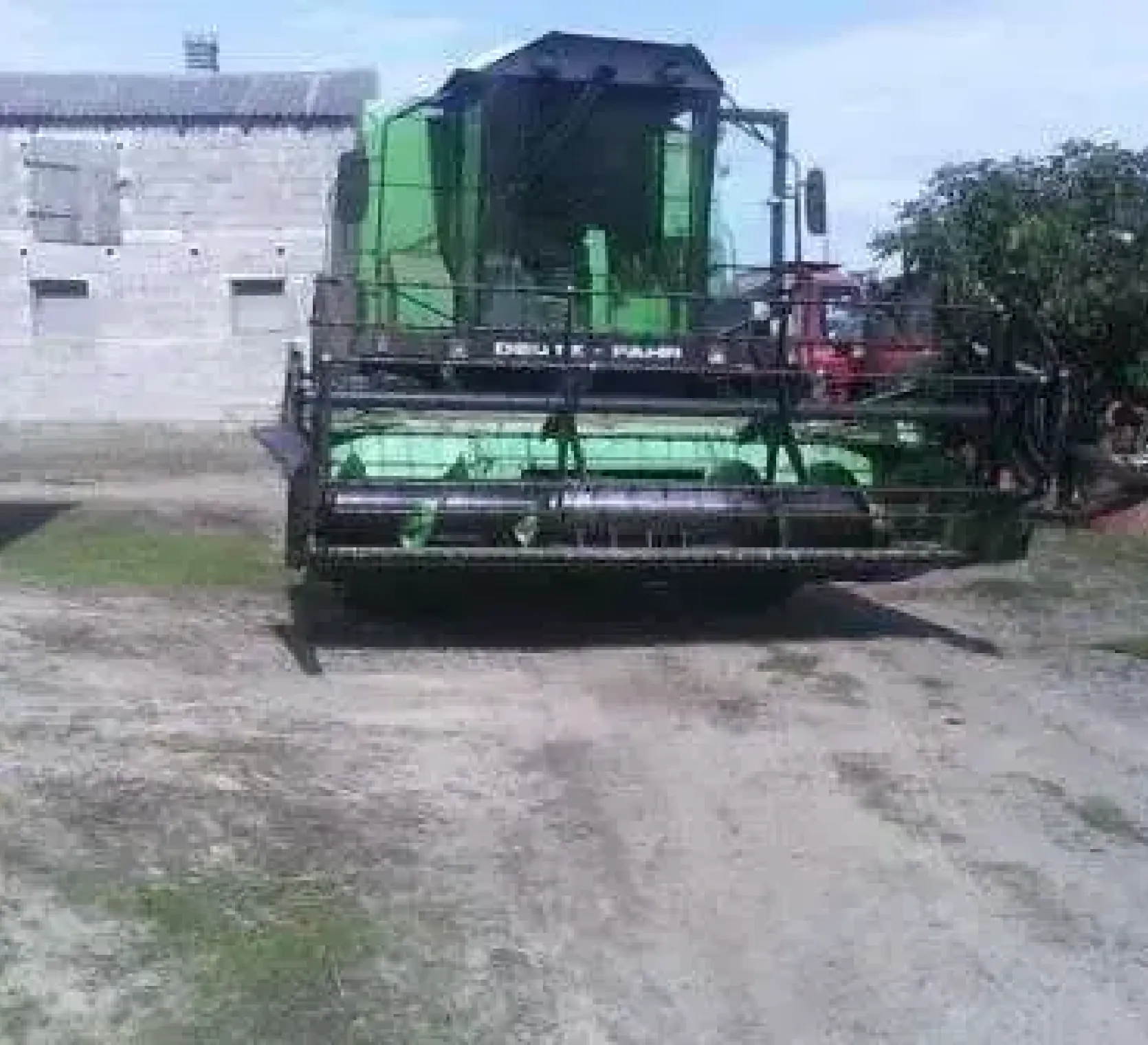 Używany kombajn do zbioru zbóż z hederem firmy DEUTZ FAHR model M2580 maszyny używane korbanek.pl