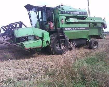 Widok z boku kombajnu do zboża na polu Deutz-Fahr M 2580 używany rok produkcji 1986 korbanek.pl