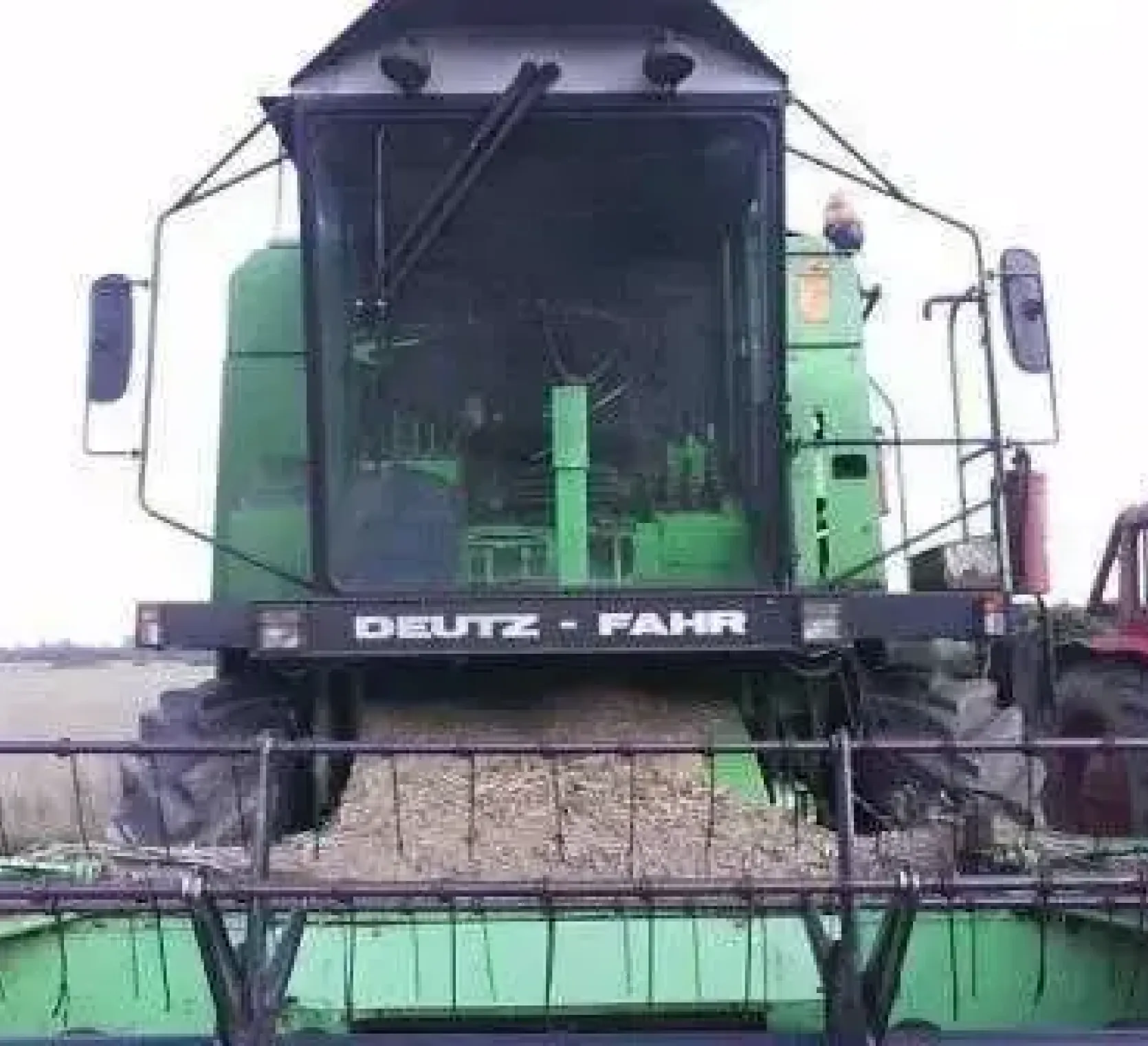Widok kabiny w używanym kombajnie zbożowym Deutz Fahr model M2580 maszyny używane korbanek.pl