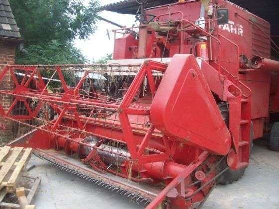 Widok z boku używanego kombajnu do zbioru zbóż z hederem firmy Fahr model M1200 korbanek.pl